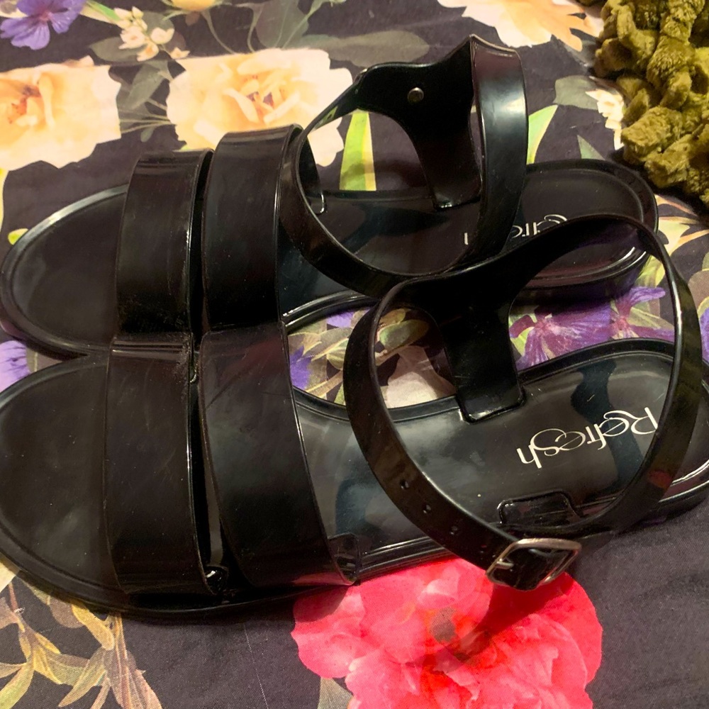 Woman’s black jelly sandals 👡